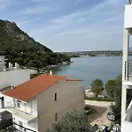 Loutra Apartamento